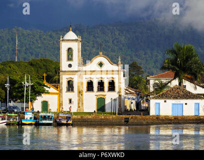 Brésil, État de Rio de Janeiro, Paraty, vue de l'Eglise Santa Rita. Banque D'Images