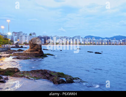 Brésil, État de Rio de Janeiro, Niteroi, Crépuscule vue sur Plage d'Icarai avec toits de Niteroi. Banque D'Images
