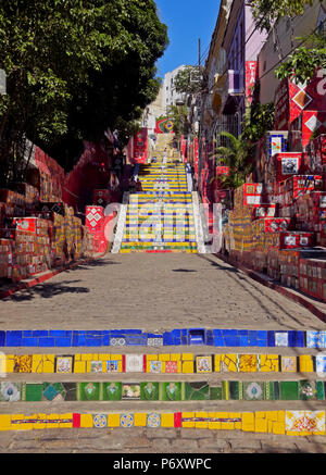 Brésil, Rio de Janeiro, vue de l'Escalier Selarón reliant les quartiers de Lapa et Santa Teresa. Banque D'Images