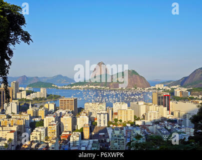 Brésil, Rio de Janeiro, vue sur Botafogo voisinage vers le Pain de Sucre. Banque D'Images