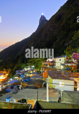 Brésil, Rio de Janeiro, Crépuscule vue de la Favela Santa Marta avec Corcovado et la Statue du Christ derrière. Banque D'Images