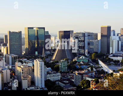 Brésil, Rio de Janeiro, centre-ville Skyline vue de la Parque das Ruinas à Santa Teresa. Banque D'Images