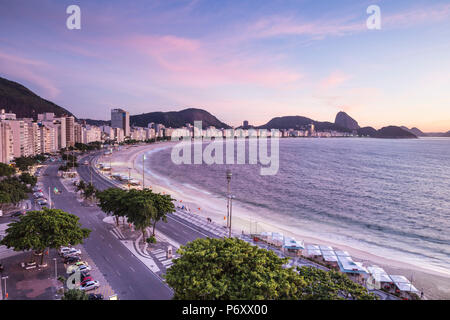 La plage de Copacabana, Rio de Janeiro, Brésil Banque D'Images