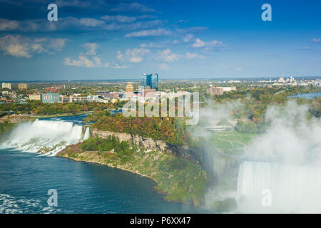 Le Canada et les Etats-Unis, l'Ontario et l'État de New York, Niagara, Niagara Falls, vue sur les chutes canadiennes et américaines Banque D'Images