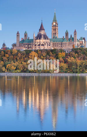 Le Canada, l'Ontario, Ottawa, capitale du Canada, Édifice du Parlement canadien, l'automne, au crépuscule Banque D'Images