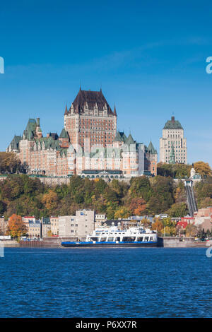 Canada, Québec, ville de Québec, Château Frontenac, hôtel et Levis Ferry sur le fleuve Saint-Laurent Banque D'Images