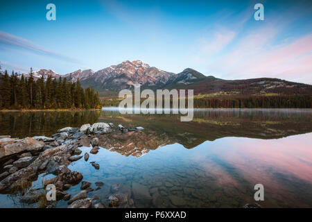 À l'aube du lac Pyramid, Jasper National Park, Alberta, Canada Banque D'Images