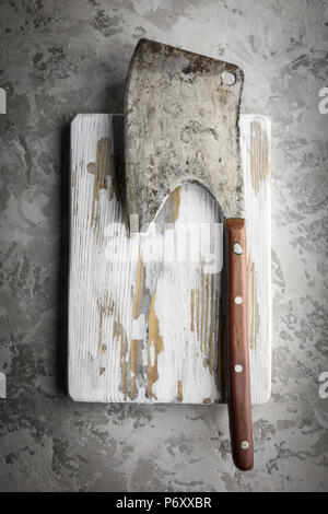 Rustique ancienne ax pour la viande sur une planche en bois Banque D'Images