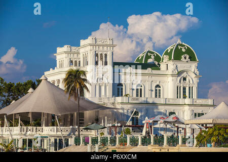 Cuba, Cienfuegos, Cienfuegos Yacht Club et restaurant Banque D'Images