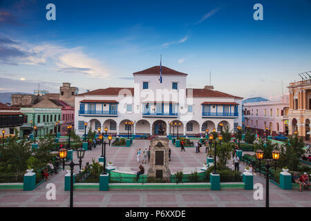 Cuba, Province de Santiago de Cuba, Santiago de Cuba, le Parque Cespedes (place principale de la ville) à la recherche en direction de l'hôtel de ville et Maison du Gouverneur, où Fidel Castro a parlé pour la première fois à la population, le 1er janvier 1959, jour de la victoire de la Révolution Banque D'Images