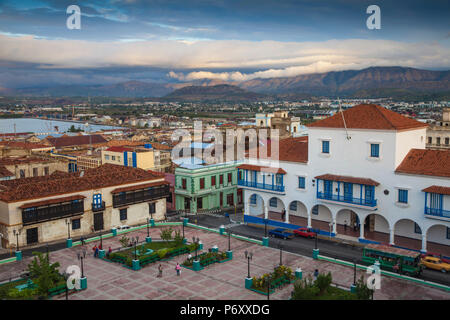 Cuba, Province de Santiago de Cuba, Santiago de Cuba, le Parque Cespedes (place principale de la ville) à la recherche en direction de l'hôtel de ville et Maison du Gouverneur, à gauche se trouve le Musée Casa de Diego VelÃ¡zquez, la maison la plus ancienne de Cuba Banque D'Images