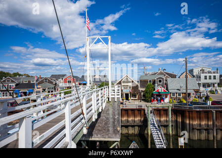 USA, Maine, Ogunquit, Perkins Cove, pont-levis piétonne Banque D'Images