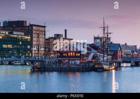 États-unis, Massachusetts, Boston, Boston Tea Party Museum, Fort Point Channel, dusk Banque D'Images