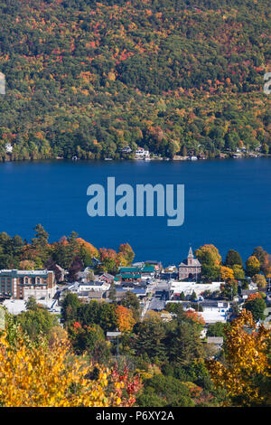 USA, New York, Adirondacks, Lake George, elevated view, automne Banque D'Images
