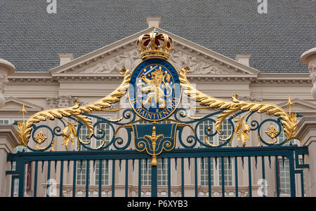 Les armoiries royales sur la porte du Palais Noordeinde à La Haye Banque D'Images