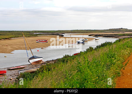 Vue d'Overy Creek sur la côte nord du comté de Norfolk à Burnham Overy Staithe, Norfolk, Angleterre, Royaume-Uni, Europe. Banque D'Images