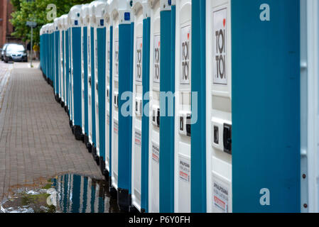 RIGA, Lettonie - 22 juin 2018 : marché du solstice d'été. Sur le bord de la rue de la ville il y a une ligne avec des toilettes publiques. Banque D'Images