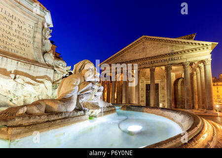 Italie, Rome, le Panthéon et la Piazza della Rotonda Fontaine par nuit Banque D'Images