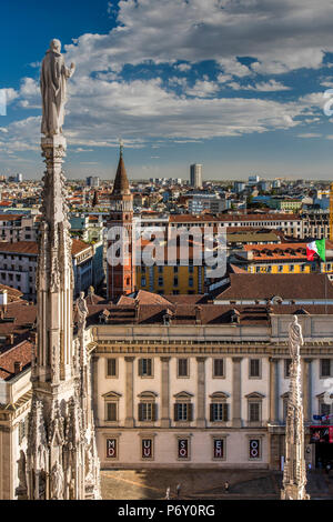 Vue sur la ville depuis le toit de la cathédrale du Duomo, Milan, Lombardie, Italie Banque D'Images