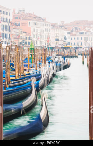 Gondoles dans la brume sur le front de mer de Saint Marc, Venise, Vénétie, Italie. Banque D'Images