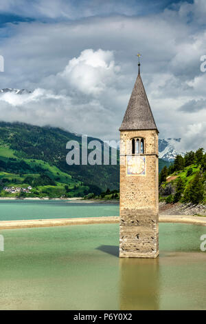 En 1950, le vieux village de Curon Venosta - Curon Venosta, Trentino Alto Adige - Tyrol du Sud, Italie, a été abandonné et reconstruit plus tard sur les nouvelles rives que le barrage de la vallée de locaux afin de produire de l'hydroélectricité. Le clocher à demi submergé de l'ancien village est devenu un symbole depuis lors et aujourd'hui est devenu une attraction touristique populaire. Banque D'Images