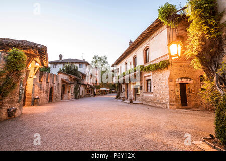 Grazzano Visconti, Vigolzone, quartier Plaisance, Émilie-Romagne, Italie. Vieilles maisons typiques du village au crépuscule. Banque D'Images