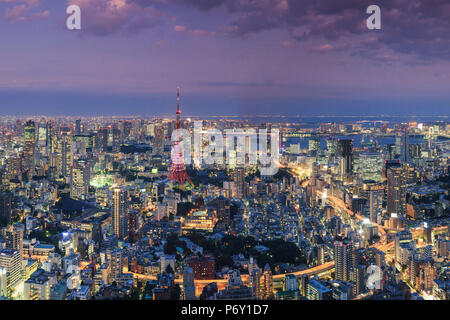 Japon, Tokyo, vue aérienne de la ville et la Tour de Tokyo Banque D'Images