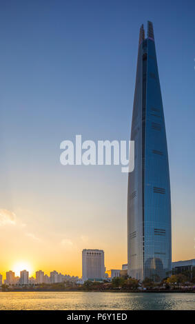 Lotte Tower (555m de gratte-ciel, 5ème bâtiment le plus haut du monde lorsqu'il sera terminé en 2016), Séoul, Corée du Sud Banque D'Images