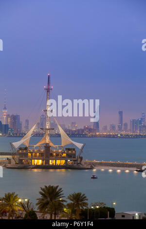 Le Koweït, Kuwait City, Kuwait, Marina Waves - complexe de loisirs de trois étages d'un complexe de loisirs spécialisé dans les activités de la terre et de la mer Banque D'Images