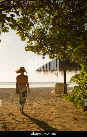 Femme sur la plage au Beach Garden and Spa Resort, South Male Atoll, Maldives, Atoll de Kaafu (PR  + MR) Banque D'Images