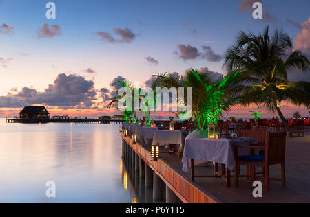 Restaurant de plage Olhuveli et Spa Resort at sunset, South Male Atoll, Maldives, Atoll de Kaafu (PR) Banque D'Images