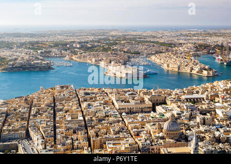 Malte, La Valette, région du sud-est. Vue aérienne de La Valette, Grand Port et les Trois Cités. Banque D'Images