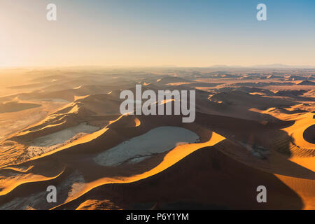 Sossusvlei, Namib-Naukluft National Park, Namibie, Afrique. Vue aérienne de l'Deadvley et les dunes de sable au lever du soleil. Banque D'Images