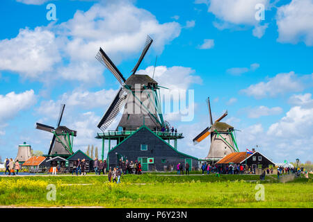 Pays Bas, Hollande du Nord, Zaandam. Les moulins à vent historiques et maisons du village de Zaanse Schans. Banque D'Images