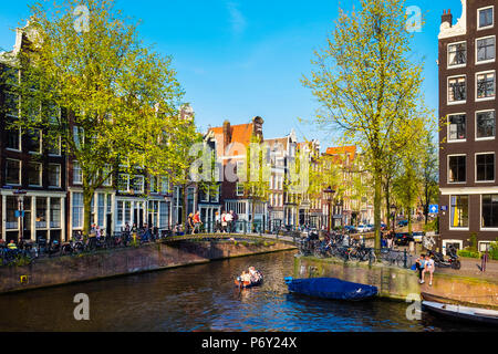 Pays-bas, Amsterdam, Hollande du Nord. Maisons du canal et petite passerelle sur le canal Brouwersgracht à intersction de l'Herengracht. Banque D'Images