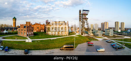 Vaste panorama d'art contemporain du centre ville de Katowice en Pologne avec de vieux bâtiments, équipements de levage et d'une ancienne mine de charbon Banque D'Images