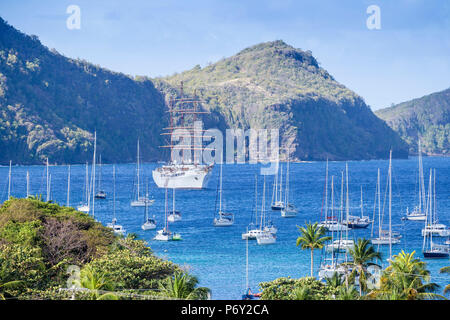 St Vincent et les Grenadines, Bequia, vue sur mer de nuages 11 bateau de croisière dans la baie de l'Amirauté Banque D'Images