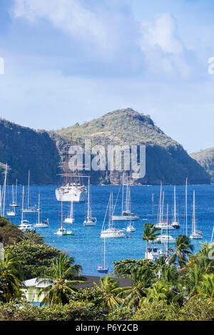 St Vincent et les Grenadines, Bequia, vue sur mer de nuages 11 bateau de croisière dans la baie de l'Amirauté Banque D'Images