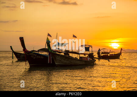 Bateaux Longtail sur West Railay Beach, péninsule de Railay, province de Krabi, Thaïlande Banque D'Images