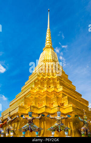 Stupa doré au Temple du Bouddha d'Émeraude (Wat Phra Kaew), Grand Palace, Bangkok, Thaïlande Banque D'Images