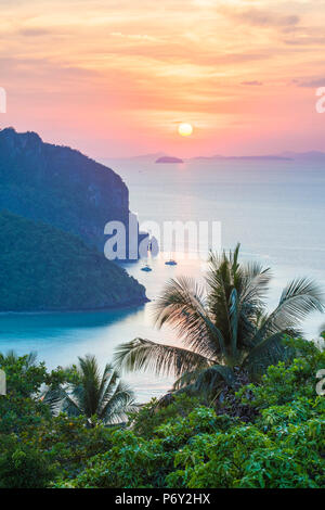 Ko Phi Phi Don, Phi Phi Island, province de Krabi, Thaïlande. Côte au coucher. Banque D'Images