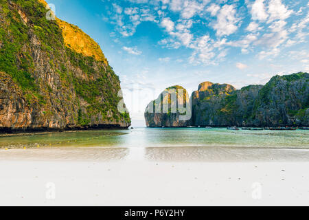 Ao Maya Beach (Maya Bay), Ko Phi Phi Leh, province de Krabi, Thaïlande. Banque D'Images