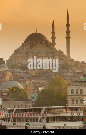 Mosquée et ferries sur le bord de la Corne d'or, Istanbul, Turquie Banque D'Images