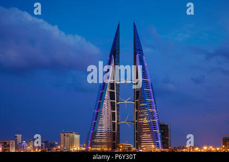 Bahreïn, Manama, Bahrain Bay, Bahreïn World Trade Center et sur les toits de la ville Banque D'Images