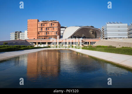 Emirats arabes unis, Abu Dhabi, Masdar City, la première voiture zéro émission de carbone, et de Gratte-cité Banque D'Images