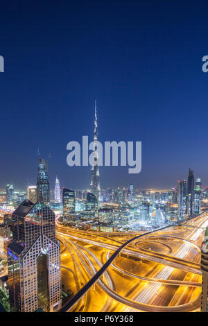 Émirats Arabes Unis, Dubai, Dubaï, eleavted vue sur la route Sheikh Zayed et tour Burj Khalifa, plus haut bâtiment du monde, 2016, dusk Banque D'Images