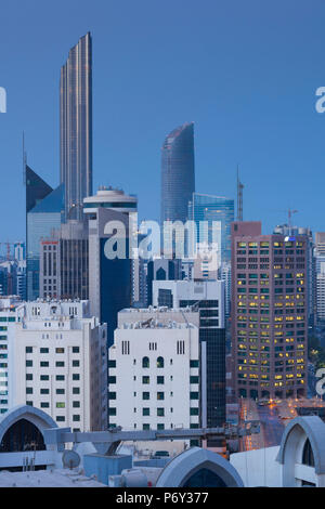 Émirats arabes unis, Abu Dhabi, augmentation de la skyline de Corniche Road East, Dawn Banque D'Images