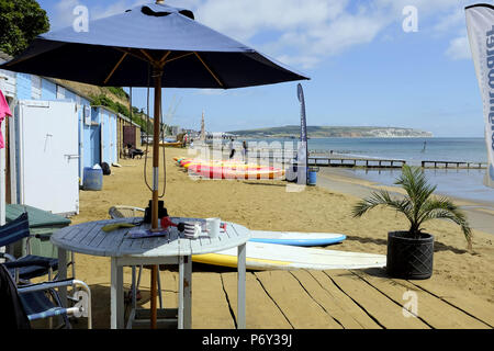 Sandown, Isle of Wight, UK. 18 juin, 2018. Holigaymakers marcher un bout droit d'espoir plage sur la promenade de Sandown à Shanklin avec Culver falaises en th Banque D'Images