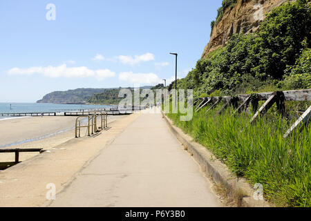 Sandown, Isle of Wight, UK. 18 juin, 2018. La marche des vacanciers à la promenade vers Sandown Shanklin Ventnor sur l'île de Wight. Banque D'Images