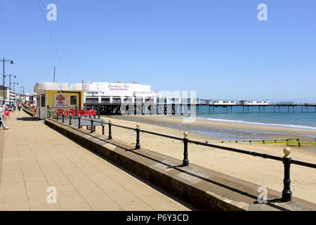 Sandown, Isle of Wight, UK. 18 juin, 2018. Les vacanciers en passant devant le quai et la plage café sur la promenade à Cowes sur l'île de Wight. Banque D'Images